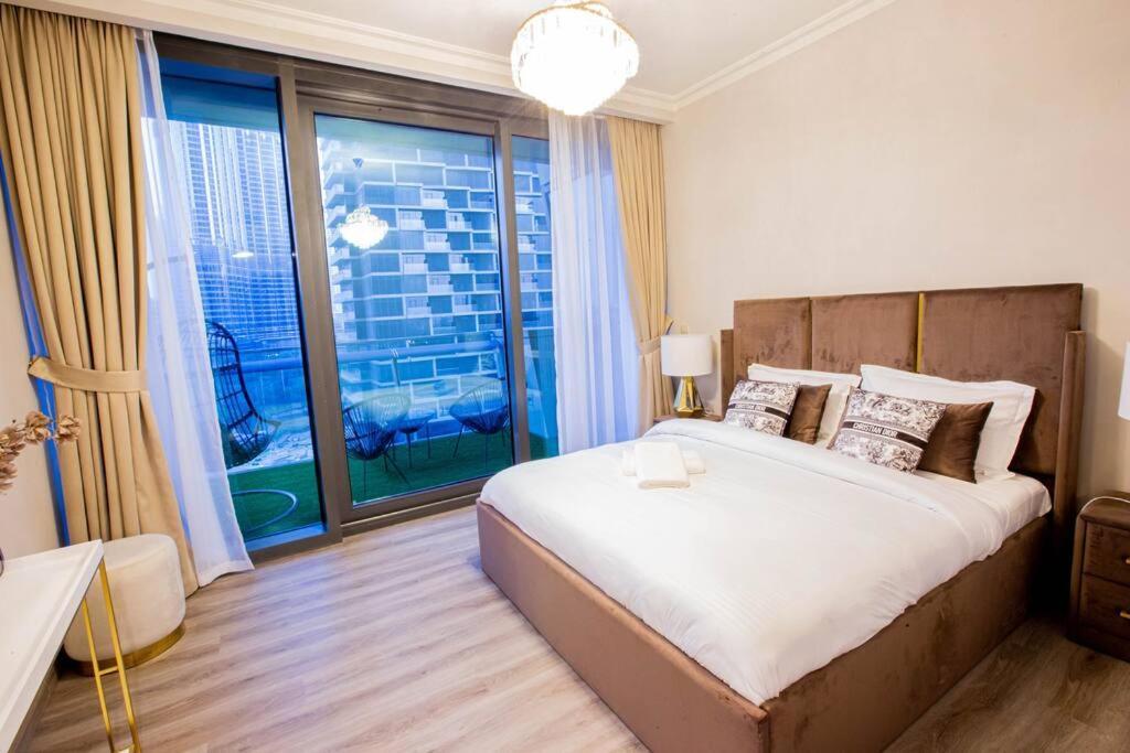 Magnificent 2 Bedroom With Stunning Burj Khalifa View *